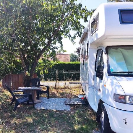 Labessiere-Candeil Charmant Camping-Car A La Campagne מראה חיצוני תמונה