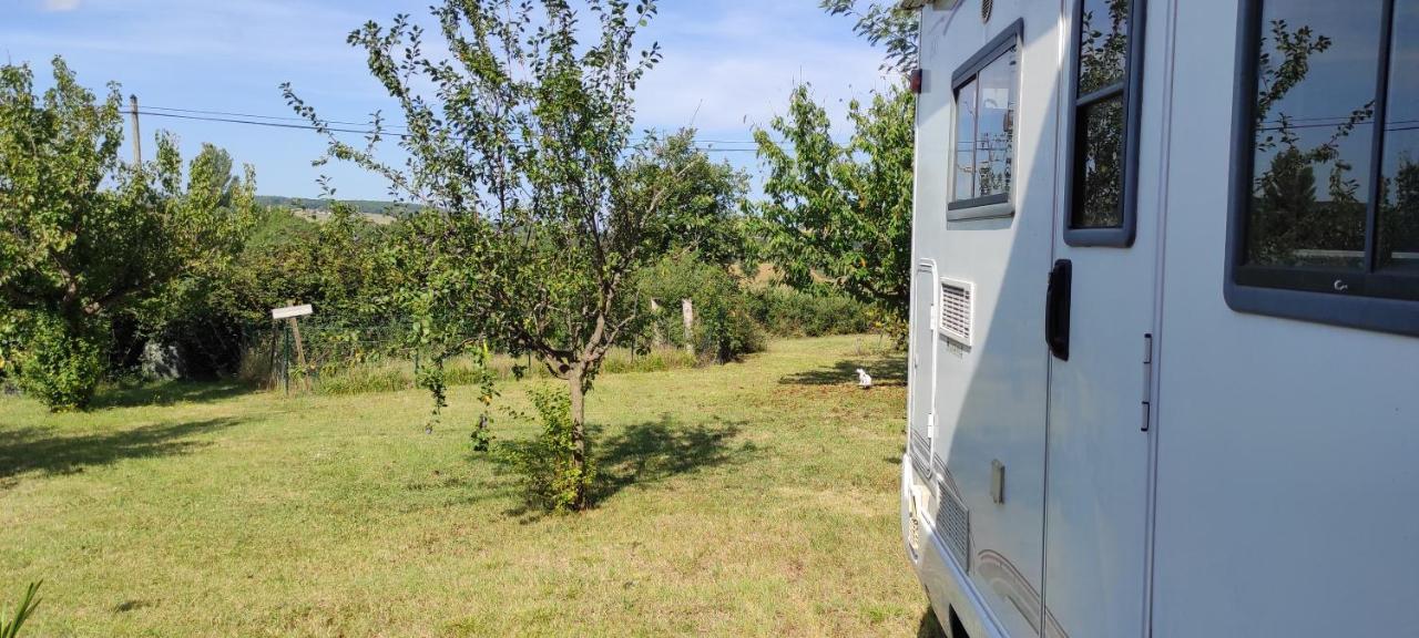 Labessiere-Candeil Charmant Camping-Car A La Campagne מראה חיצוני תמונה